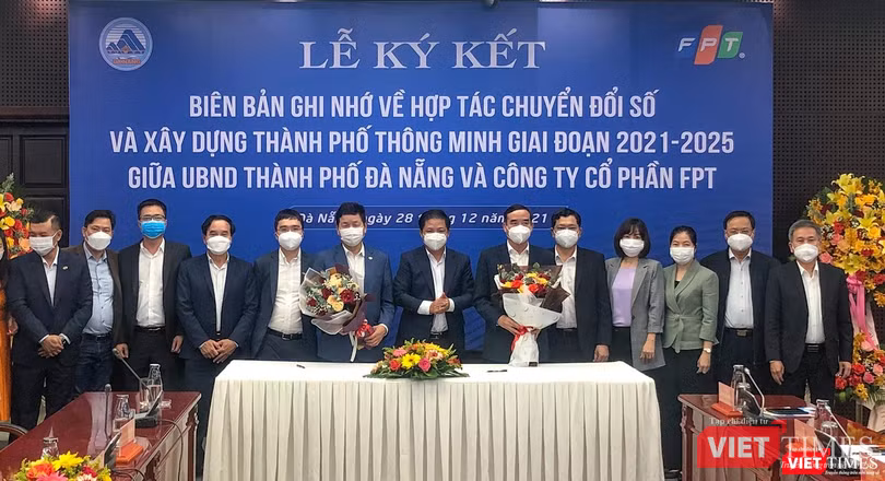 Ông Lương Nguyễn Minh Triết - Chủ tịch HĐND TP Đà Nẵng tặng hoa cho các bên trong buổi ký kết Ông Lương Nguyễn Minh Triết - Chủ tịch HĐND TP Đà Nẵng tặng hoa cho các bên trong buổi ký kết
