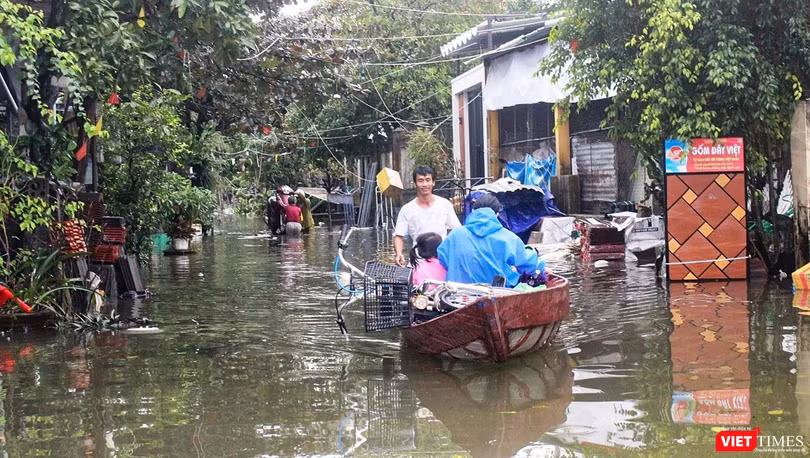 Người dân ở phường Phước Hòa (khu vực ven sông Tam Kỳ, TP Tam Kỳ, Quảng Nam) phải đi lại bừng xuồng trong sáng ngày 28/12 do mưa lớn kéo dài