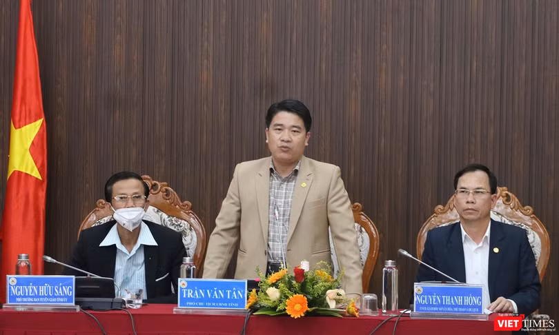 Ông Trần Văn Tân - Phó Chủ tịch UBND tỉnh Quảng Nam trả lời thông tin tại buổi họp báo