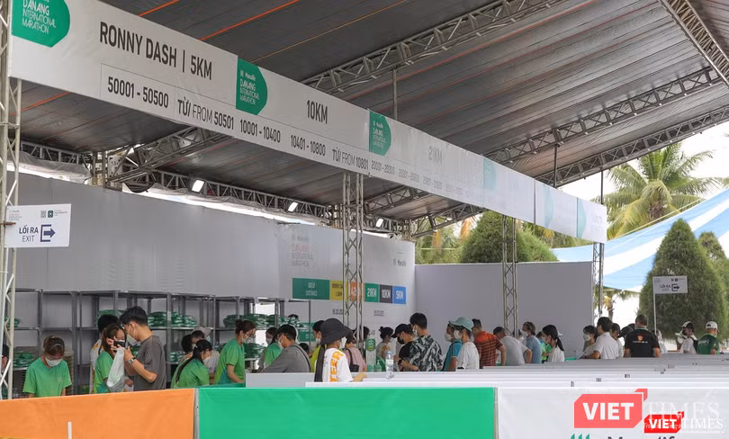 Các vận động viên làm thủ tục đăng ký cuộc thi Các vận động viên làm thủ tục đăng ký cuộc thi