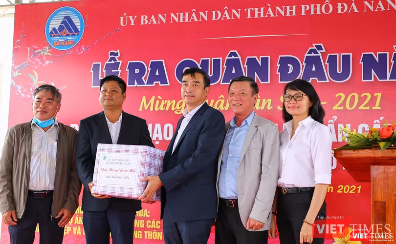 Ông Lê Trung Chinh - Chủ tịch UBND TP Đà Nẵng tặng quà cho đơn vị thi công tại lễ ra quân đầu năm Tiểu dự án nạo vét, thoát lũ khẩn cấp sông Cổ Cò Ông Lê Trung Chinh - Chủ tịch UBND TP Đà Nẵng tặng quà cho đơn vị thi công tại lễ ra quân đầu năm Tiểu dự án nạo vét, thoát lũ khẩn cấp sông Cổ Cò