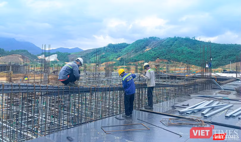 Công nhân khẩn trương hoàn thành các hạng mục thi công tại dự án Nhà máy Nghiên cứu sản xuất và lắp ráp thiết bị điện tử công nghệ cao Surface Mount Technology (SMT)- Danang IT Park Công nhân khẩn trương hoàn thành các hạng mục thi công tại dự án Nhà máy Nghiên cứu sản xuất và lắp ráp thiết bị điện tử công nghệ cao Surface Mount Technology (SMT)- Danang IT Park