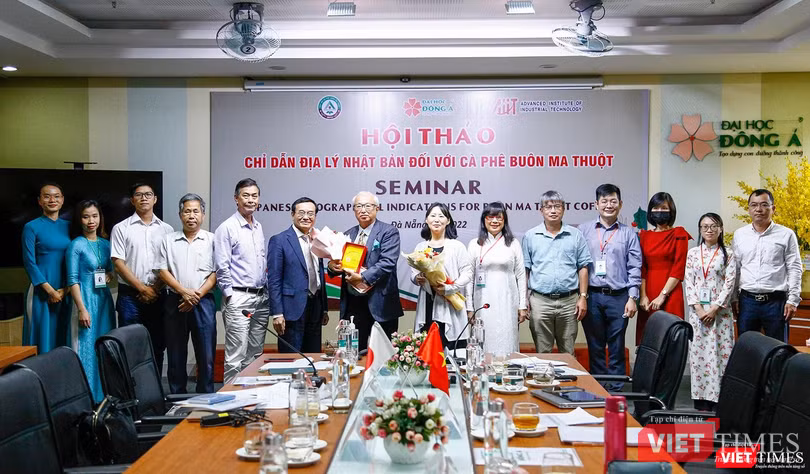 Các đại biểu, chuyên gia chụp ảnh lưu niệm Các đại biểu, chuyên gia chụp ảnh lưu niệm