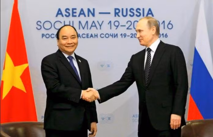 Chiều 19/5/2016, tại thành phố Sochi, Nga, Thủ tướng Việt Nam Nguyễn Xuân Phúc hội kiến với Tổng thống Nga Vladimir Putin. Ảnh: Nikkei.