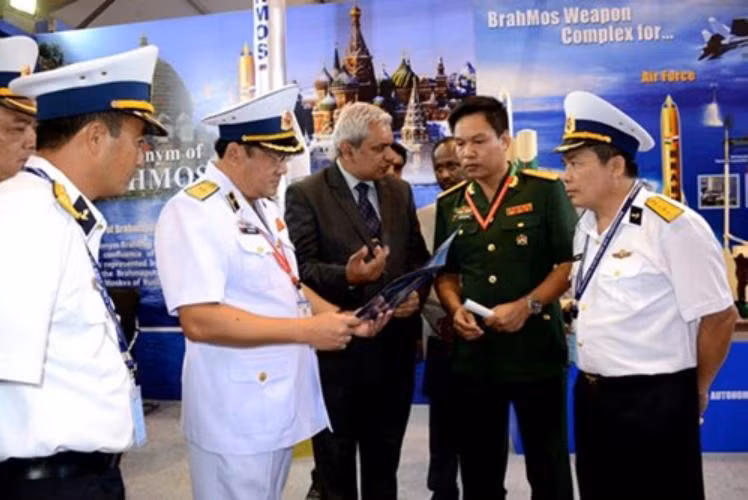 Chuẩn Đô đốc Phạm Hoài Nam, Tư lệnh Hải quân Việt Nam tham dự Lễ khai mạc Triển lãm Hàng hải tại Visakhapatnam, Ấn Độ ngày 4/2/2016. Ông đã tham quan gian trưng bày của nhà máy sản xuất tên lửa BrahMos Ấn Độ. Ảnh: qdnd.vn