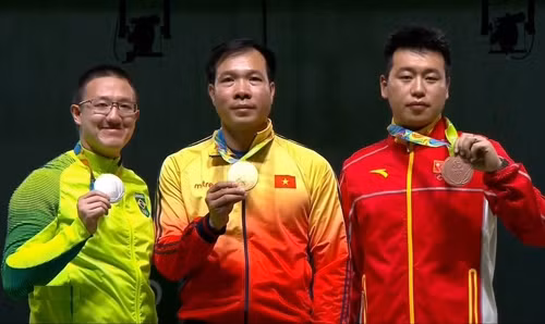 Vận động viên bắn súng Hoàng Xuân Vinh giành huy chương vàng trong trận chung kết môn bắn súng hơi nam Olympics Rio năm 2016