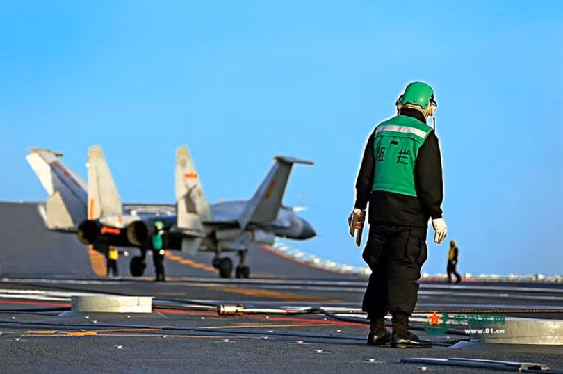 Trung Quốc tiến hành huấn luyện phi công máy bay chiến đấu J-15 trên tàu sân bay Liêu Ninh. Ảnh: Tin tức Tham khảo, Trung Quốc.