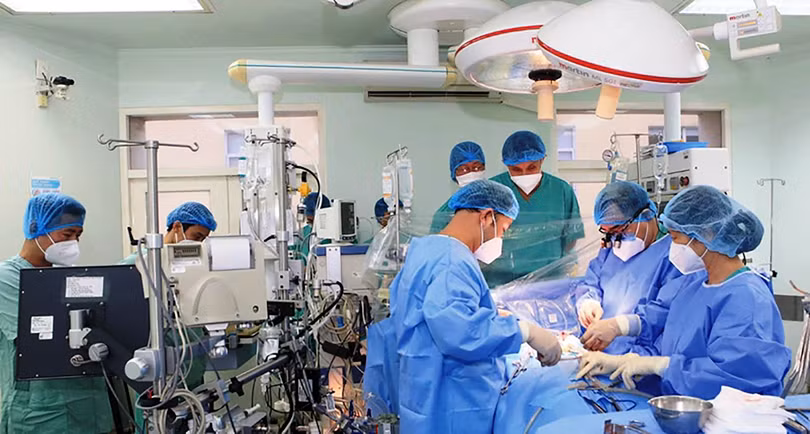 Bác sĩ Bệnh viện Trung ương Huế đang thực hiện ca ghép tạng cho bệnh nhân (Ảnh Tuấn Hiệp)