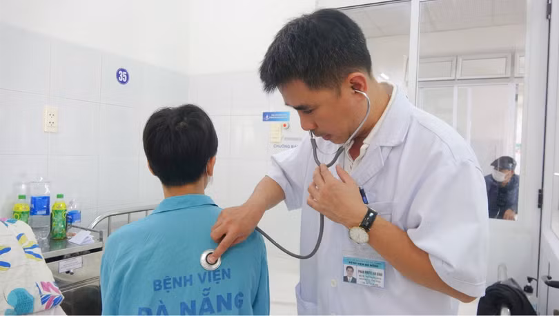Bác sĩ thăm khám cho bệnh nhân sau phẫu thuật (ảnh BVCC)