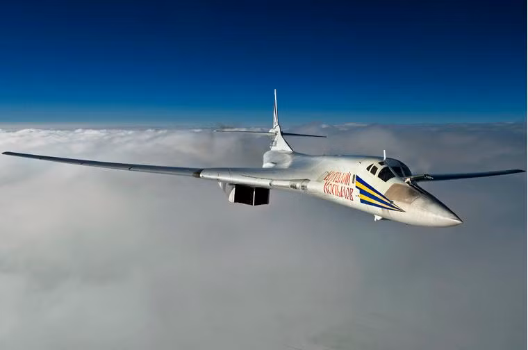 Máy bay ném bom chiến lược siêu âm Tu-160 Nga