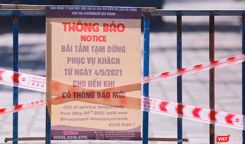 Bảng thông báo dừng phục vụ tại bãi biển du lịch Đà Nẵng trong sáng ngày 4/5