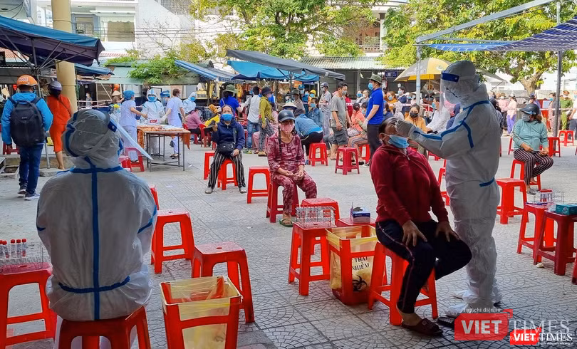 Đà Nẵng thực hiện lấy mẫu xét nghiệm COVID-19 cho người dân trong thời điểm dịch bùng phát Đà Nẵng thực hiện lấy mẫu xét nghiệm COVID-19 cho người dân trong thời điểm dịch bùng phát