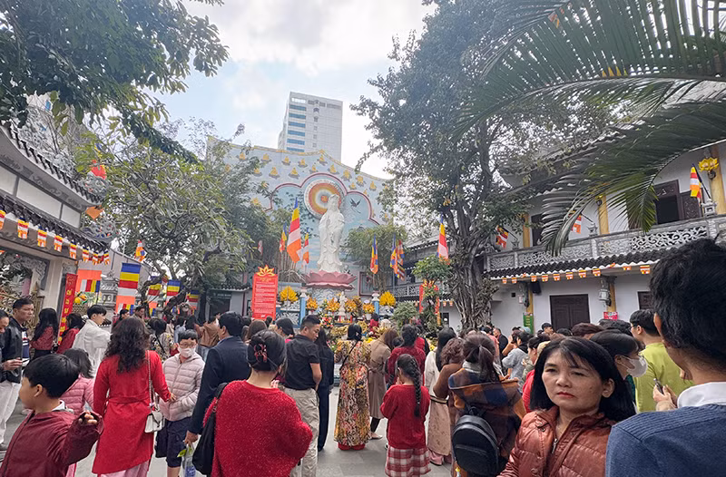 Sáng Mùng 1 Tết Ất Tỵ, người dân Đà Nẵng đổ về các ngôi chùa trên địa bàn để thăm viếng, cầu cho năm mới bình an.