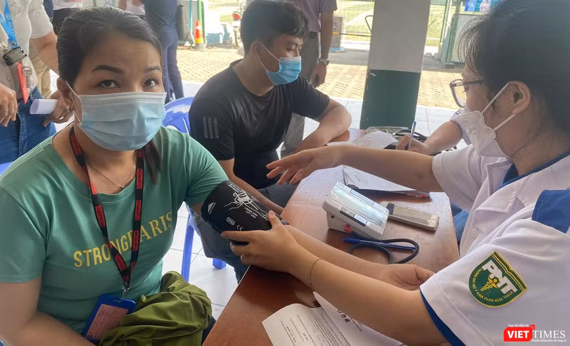 Hành trình Thầy thuốc trẻ khám, cấp thuốc miễn phí cho công nhân tại Công ty Pouyuen Việt Nam (quận Bình Tân, TP HCM)