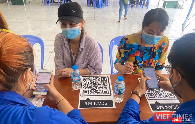 Các thầy thuốc trẻ thực hiện tư vấn, khám cho công nhân
