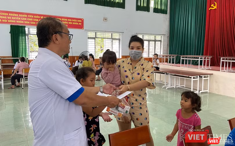 Trẻ em được cấp phát thuốc miễn phí