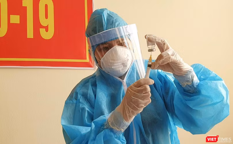 Lực lượng y tế tiêm vaccine phòng COVID-19 cho các đối tượng tuyến đầu trên địa bàn TP Đà Nẵng
