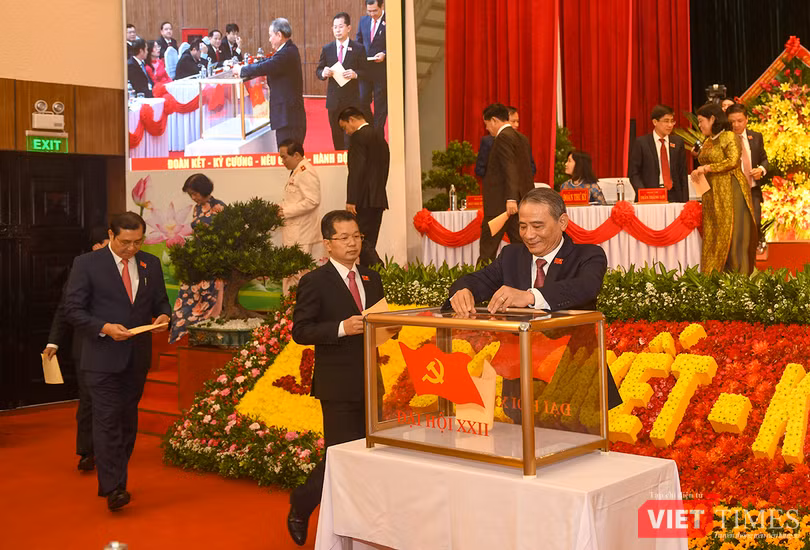 Đại biểu tham dự Đại hội đại biểu lĐảng bộ TP Đà Nẵng bỏ phiếu bầu Ban Chấp hành Đảng bộ TP Đà Nẵng khoá XXII