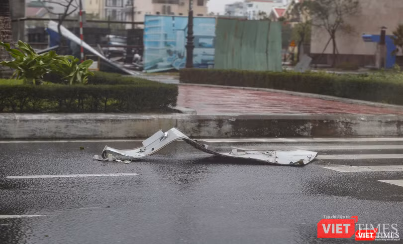 Tôn từ các công trình bị gió xé toang, quăng ra giữa đường