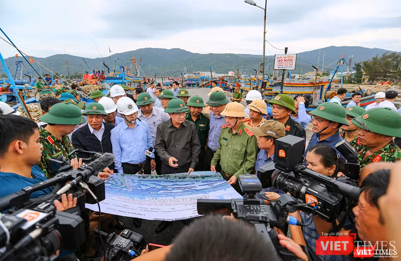 Phó Thủ tướng Trịnh Đình Dũng - Trưởng Ban Chỉ huy tiền phương kiểm tra công tác tổ chức phòng, chống bão tại Đà Nẵng Phó Thủ tướng Trịnh Đình Dũng - Trưởng Ban Chỉ huy tiền phương kiểm tra công tác tổ chức phòng, chống bão tại Đà Nẵng