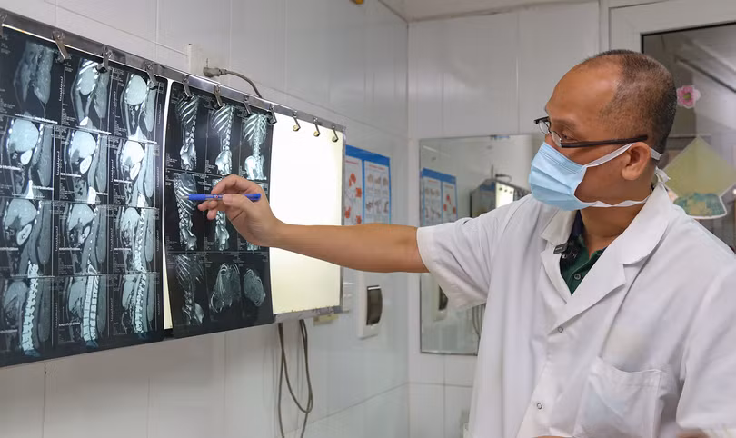 PGS.TS. Nguyễn Hồng Hà - Trưởng khoa Phẫu thuật Hàm mặt, Tạo hình và Thẩm mỹ, Bệnh viện Hữu nghị Việt Đức chẩn đoán hình ảnh bệnh lý của bệnh nhân