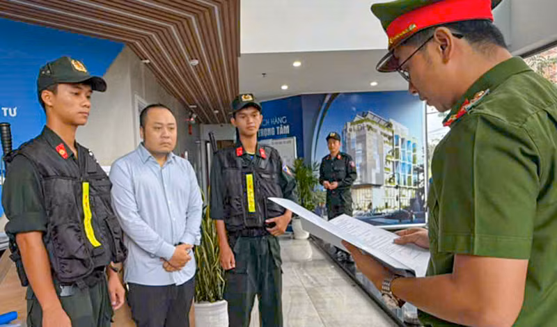 Cơ quan Cảnh sát điều tra Công an Đà Nẵng tống đạt quyết định khởi tố vụ án, bắt tạm giam đối với ông Nguyễn Quang Hoàng, Tổng giám đốc Công ty GFDI về tội Lừa đảo chiếm đoạt tài sản.