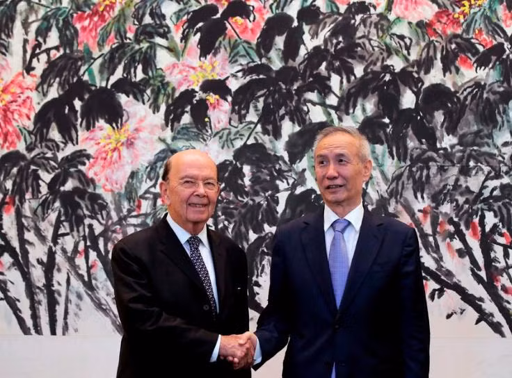 Bộ trưởng Thương mại Mỹ Wilbur Ross và Phó Thủ tướng Trung Quốc Lưu Hạc. Ảnh: New York Times.