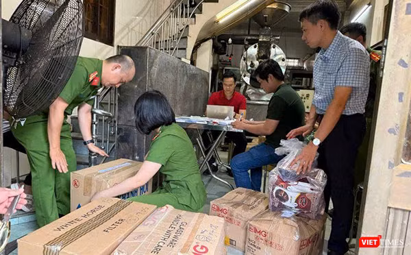 Cơ quan Công an lập biên bản, niêm phong số cà phê.