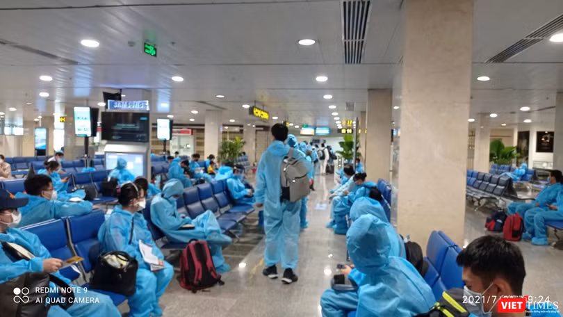 Người dân từ TP HCM đang làm thủ tục nhập cảnh tại sân bay Đà Nẵng