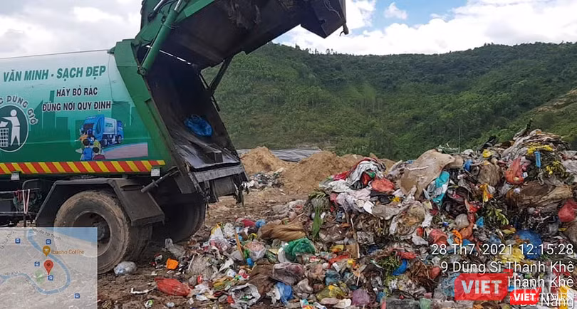 Xe thu gom vận chuyển rác mang BKS 29T-6627 đổ rác thải sinh hoạt có lẫn quần áo bảo hộ phòng dịch COVID-19 ô chôn lấp chất thải rắn số 4 khu chôn lấp Khánh Sơn. Xe thu gom vận chuyển rác mang BKS 29T-6627 đổ rác thải sinh hoạt có lẫn quần áo bảo hộ phòng dịch COVID-19 ô chôn lấp chất thải rắn số 4 khu chôn lấp Khánh Sơn.