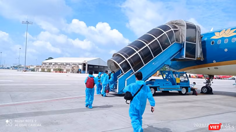 Người dân từ TP HCM về quê tránh dịch COVID-19 hạ cánh xuống sân bay Đà Nẵng