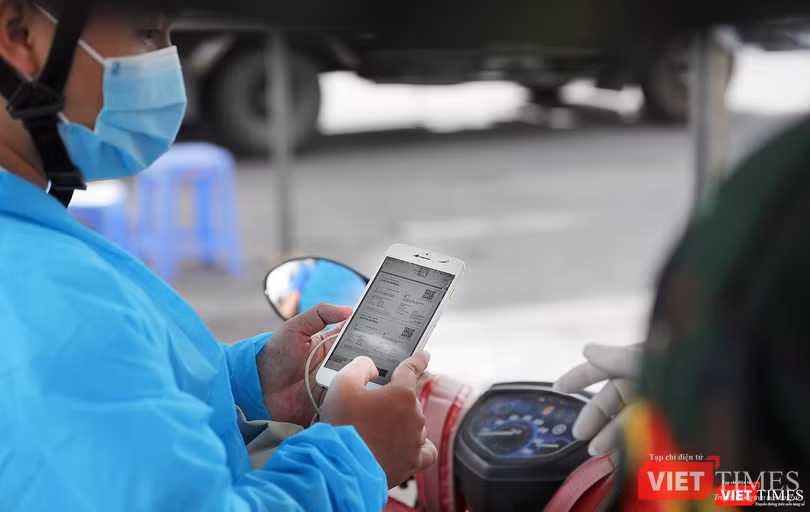 Người dân sử dụng mã QRCode để đi lại và làm việc trên địa bàn TP Đà Nẵng