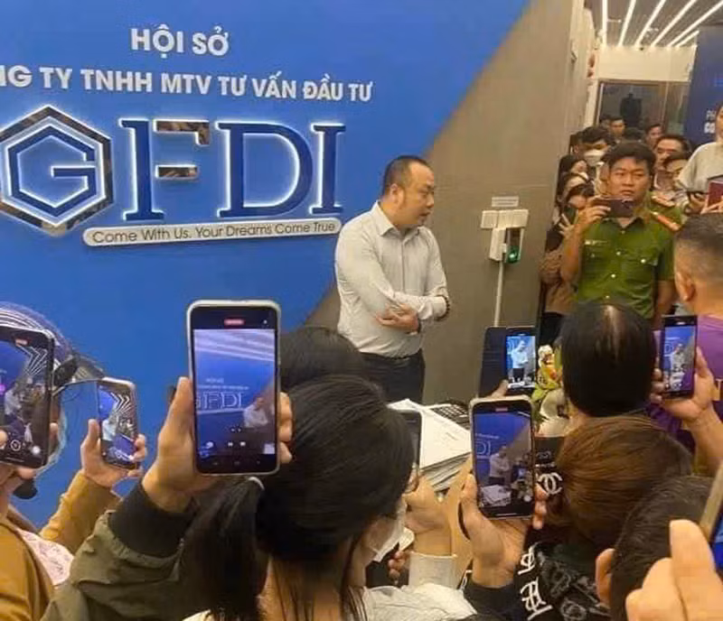 Khách hàng tập trung tại trụ sở Công ty GFDI tại Đà Nẵng để đòi quyền lợi