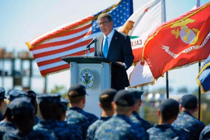 Ngày 29/9/2016, Bộ trưởng Quốc phòng Mỹ Ashton B. Carter phát biểu trên tàu sân bay USS Carl Vinson. Ảnh: AP