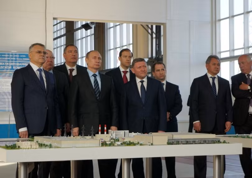 Tổng thống Nga Vladimir Putin kiểm tra tiến độ tên lửa S-400 xuất khẩu cho Trung Quốc. Ảnh: Sina.