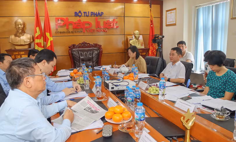 Quang cảnh làm việc của Hội đồng bình chọn Chương trình bình chọn, tôn vinh “Gương sáng Pháp luật” năm 2023