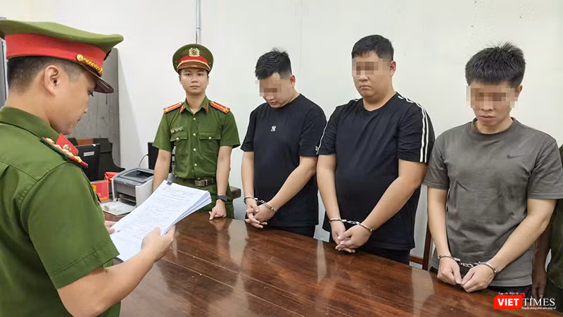 Cơ quan công an tống đạt quyết định khởi tố, bắt tạm giam đối với 3 đối tượng: Phạm Tuấn Thành, Nguyễn Huy Hiệp và Phạm Tiến Dũng.