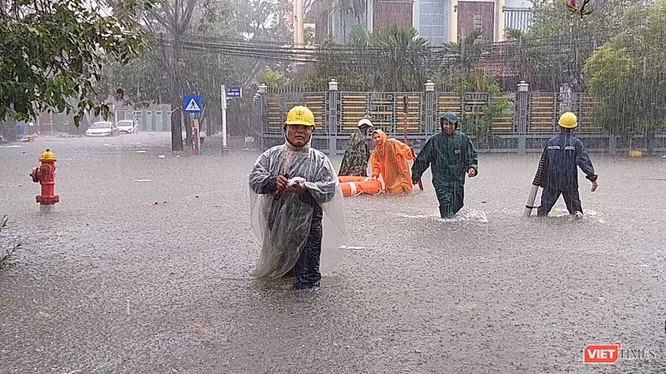 Mưa lớn kéo dài, đường phố Đà Nẵng ở một số khu vực bị ngập nặng nề