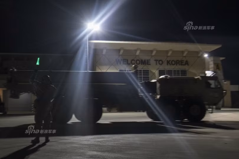 Ngày 6/3/2017, hệ thống phòng thủ khu vực tầm cao đoạn cuối (THAAD) Mỹ bắt đầu được triển khai ở Hàn Quốc. Ảnh: Sina