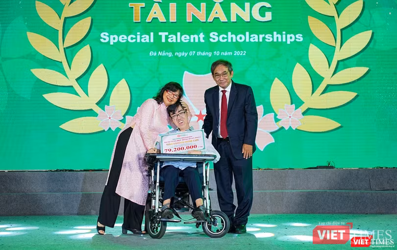 Tân sinh viên giàu nghị lực Nguyễn Minh Châu nhận học bổng toàn phần toàn khoá học từ Quỹ học bổng Hoa Anh Đào
