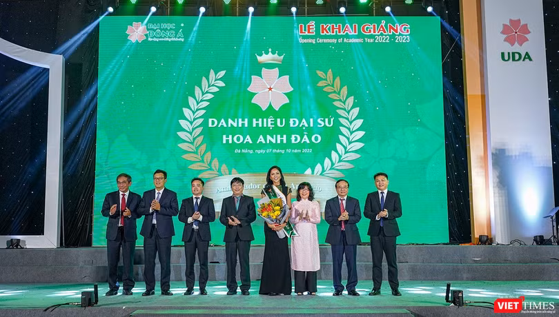 ĐH Đông Á trao danh hiệu Đại sứ Hoa Anh Đào đến Hoa hậu H’Hen Niê vì hành trình nghị lực, cùng những câu chuyện truyền cảm hứng của H’Hen Niê đến sinh viên