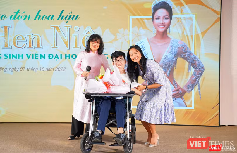 Hoa hậu H’Hen Niê, TS. Nguyễn Thị Anh Đào và tân sinh viên giàu nghị lực Nguyễn Minh Châu