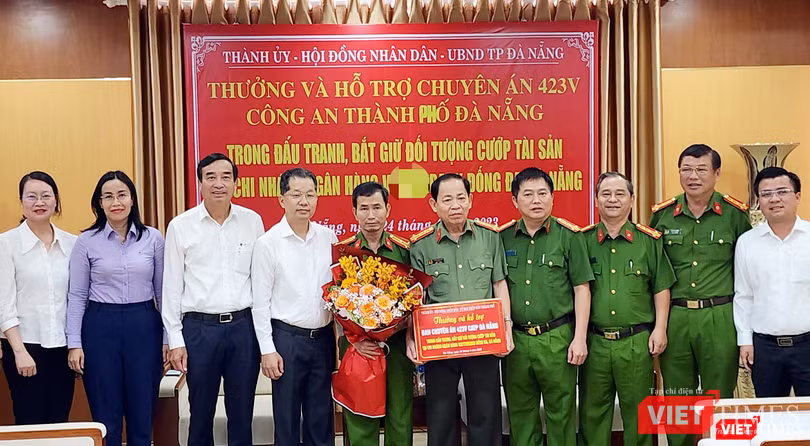 Bí thư Thành ủy Đà Nẵng Nguyễn Văn Quảng, Chủ tịch UBND TP Đà Nẵng Lê Trung Chinh, cùng lãnh đạo HĐND TP thăm và thưởng “nóng” cho lực lượng điều tra