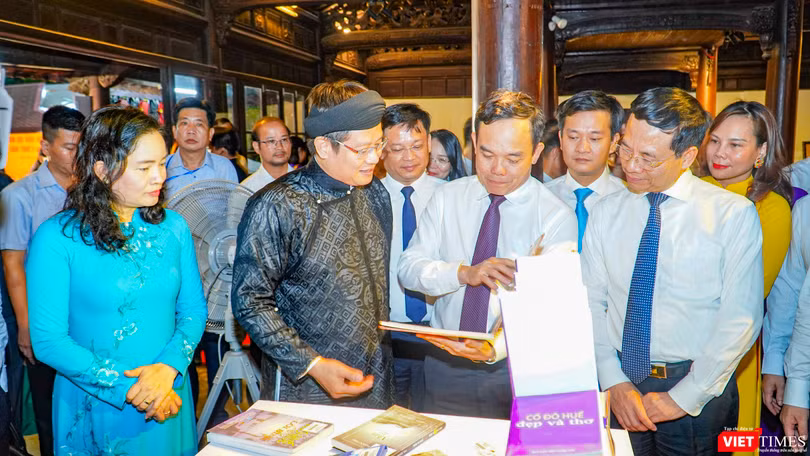 Phó Thủ tướng Chính phủ Trần Lưu Quang (người cầm sách) và Bộ trưởng Bộ TT&TT Nguyễn Mạnh Hùng (bên trái Phó Thủ tướng) tham quan triển lãm sách tại lễ khai mạc Ngày Sách và Văn hóa đọc Việt Nam lần thứ hai.