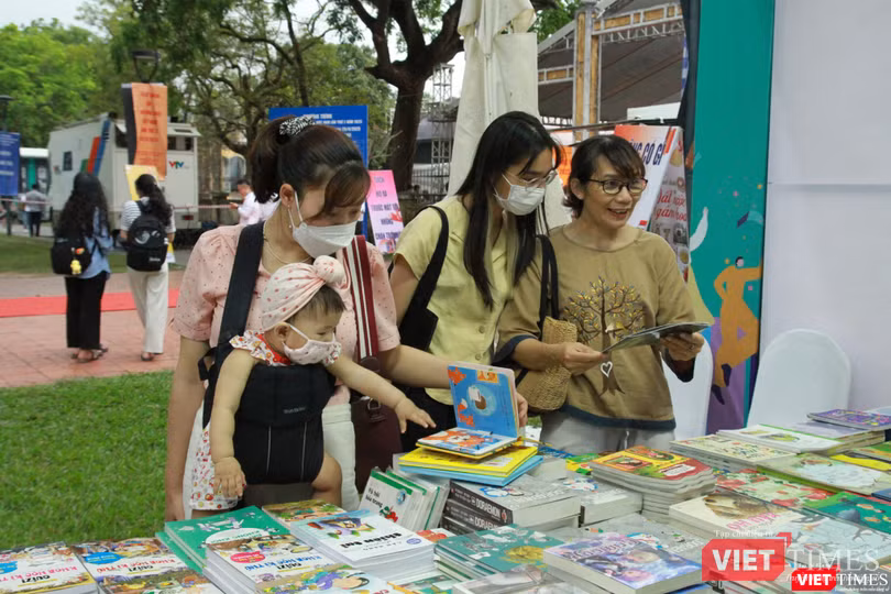 Bạn đọc hứng thú Ngày Sách và Văn hóa đọc Việt Nam lần thứ hai tại Huế Bạn đọc hứng thú Ngày Sách và Văn hóa đọc Việt Nam lần thứ hai tại Huế