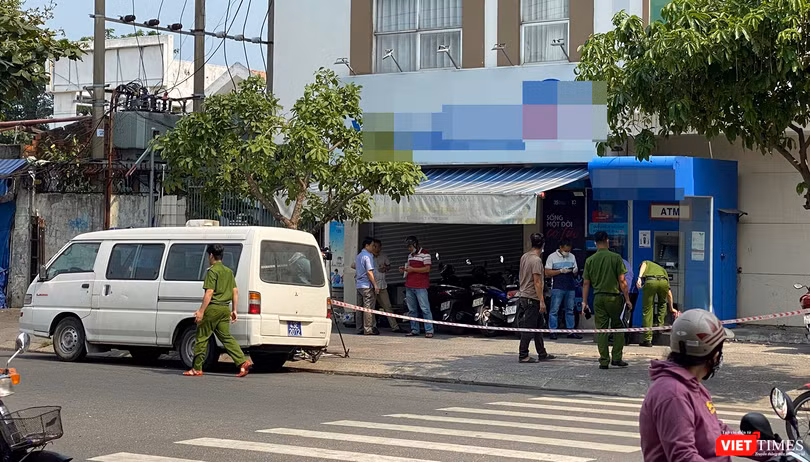 Lực lượng công an phong toả hiện trường, phục vụ điều tra