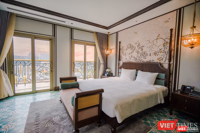 Tinh thần hoài niệm của thời đại Indochine được tái hiện trong mọi góc cạnh không gian nghỉ dưỡng cùng với hệ nội thất đẳng cấp quốc tế tạo ra một trải nghiệm nghỉ dưỡng đáng giá cho mỗi du khách. Tinh thần hoài niệm của thời đại Indochine được tái hiện trong mọi góc cạnh không gian nghỉ dưỡng cùng với hệ nội thất đẳng cấp quốc tế tạo ra một trải nghiệm nghỉ dưỡng đáng giá cho mỗi du khách.