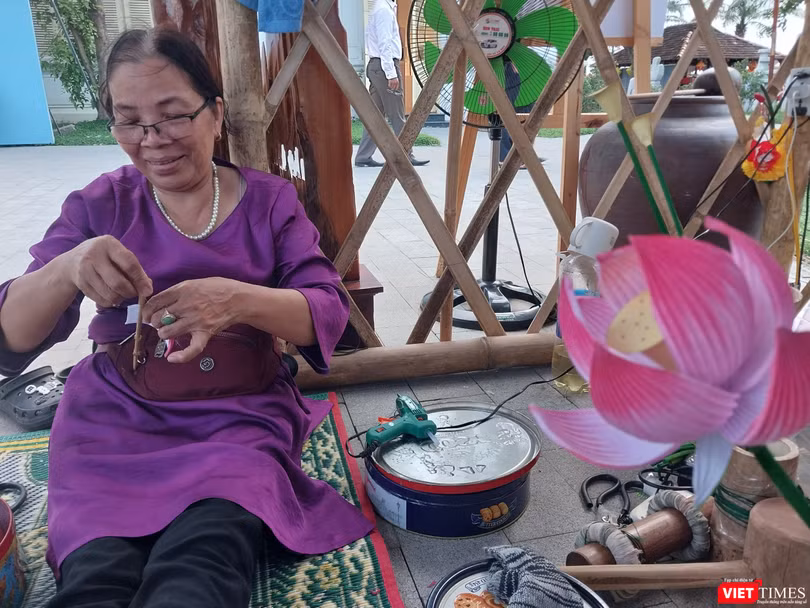 Nghệ nhân làng hoa giấy Thanh Tiên (Thừa Thiên Huế) trình diễn kỹ thuật làm hoa sen 