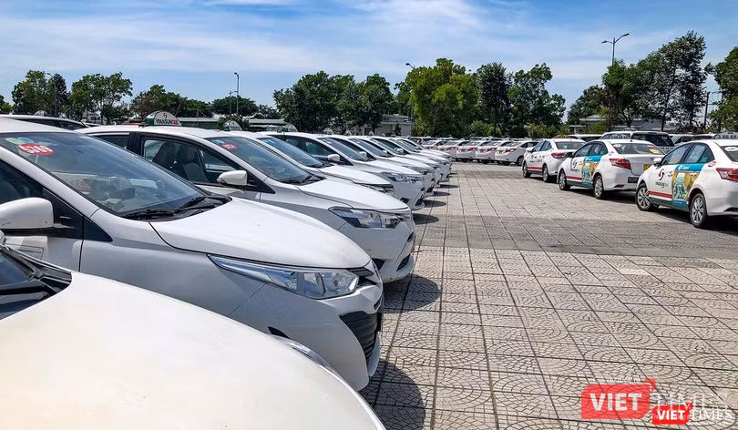 Xe taxi ở Đà Nẵng nằm bãi phơi nắng vì dịch COVID-19 Xe taxi ở Đà Nẵng nằm bãi phơi nắng vì dịch COVID-19