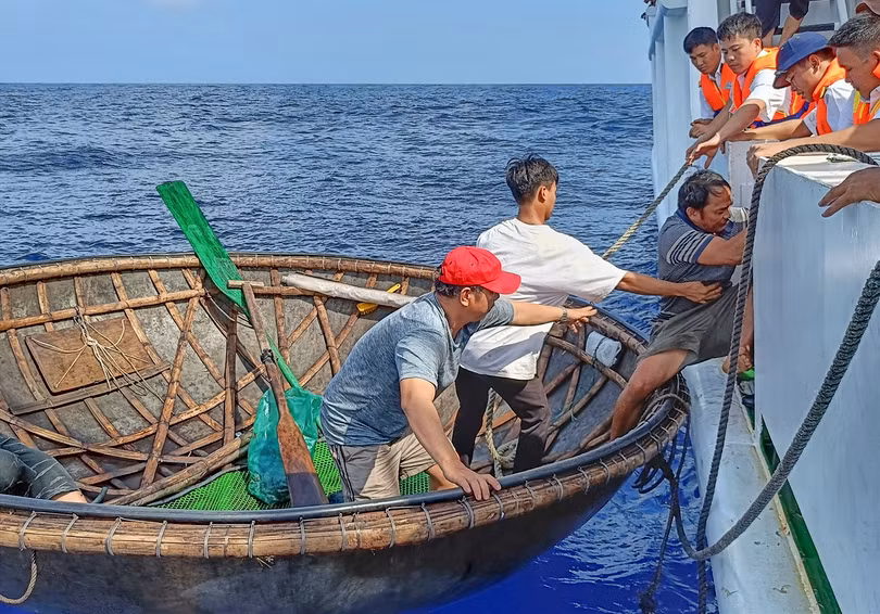 Ngư dân bị nạn được đưa lên tàu Hải quân 467 để về đất liền